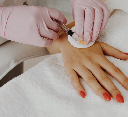 Anti-ageing hand treatment through injection into the hand